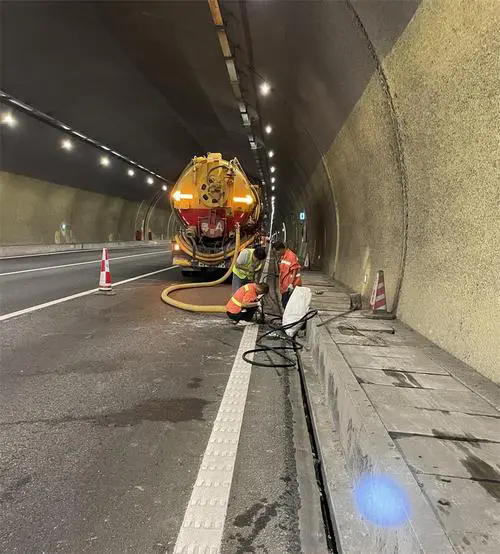 泾阳隧道排水渠清淤